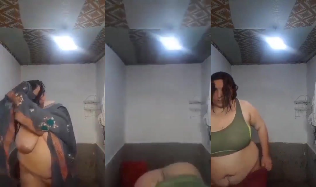 Desi lady showing big boobs